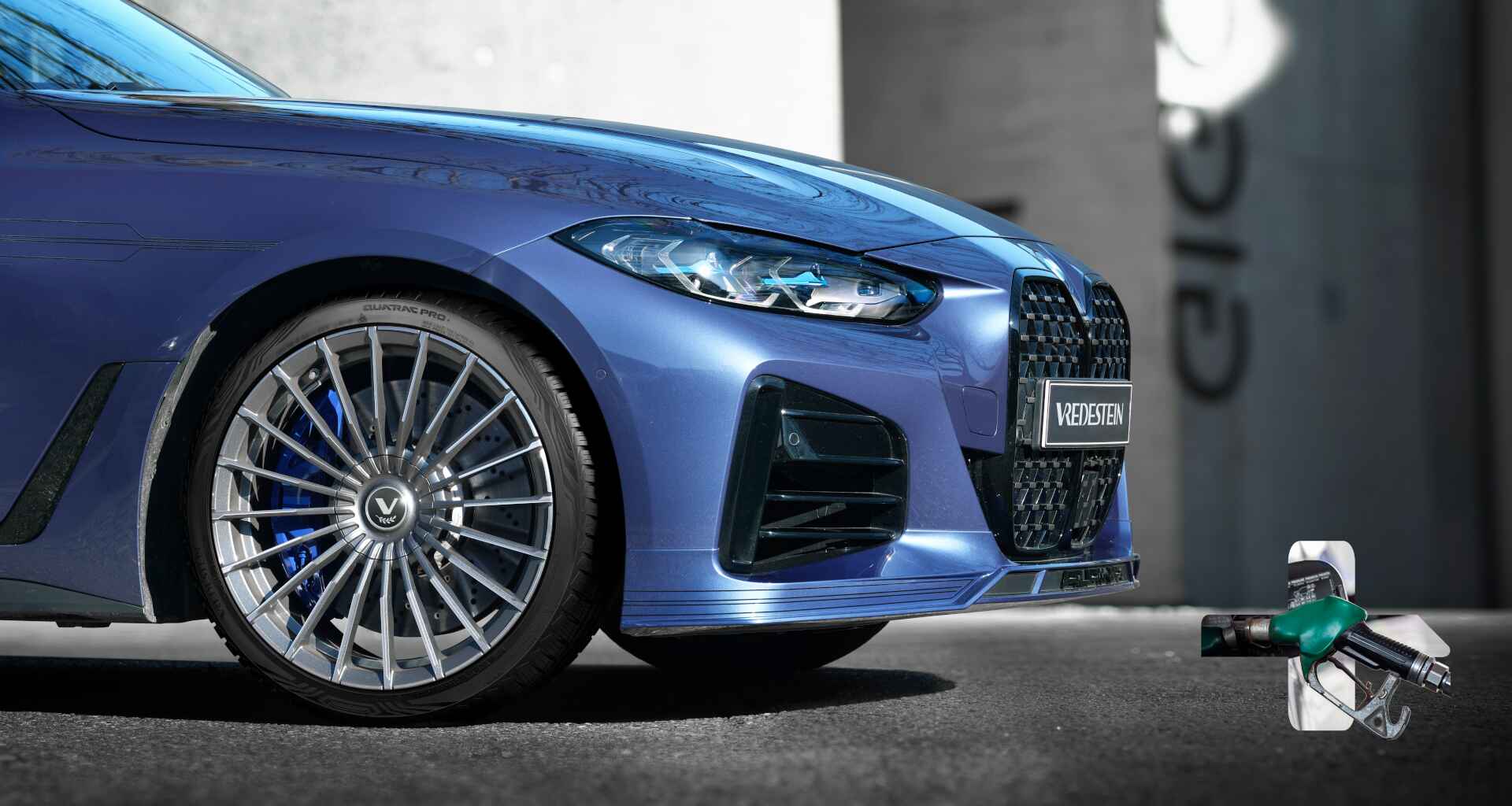 Seitenansicht eines Fahrzeugs mit „Quatrac Pro +“ auf dem Reifen, einem Plus-Symbol und einem Gaspumpen-Symbol in der unteren rechten Ecke.